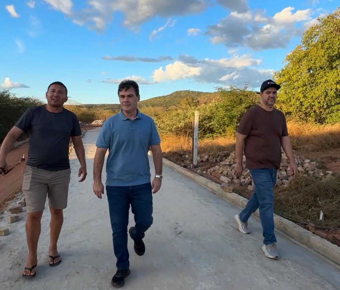 Severo visita obras de pavimentação na Ipueiras, em Picos