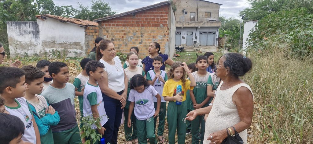 Alunos do Padre Madeira participam de aula de campo às margens do Guaribas