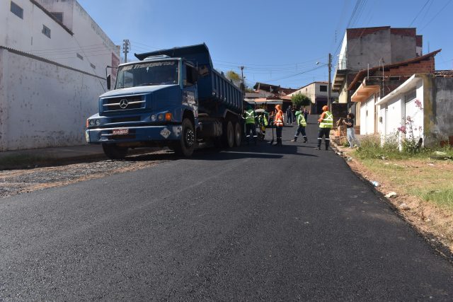 Picos avança com nova etapa de pavimentação asfáltica