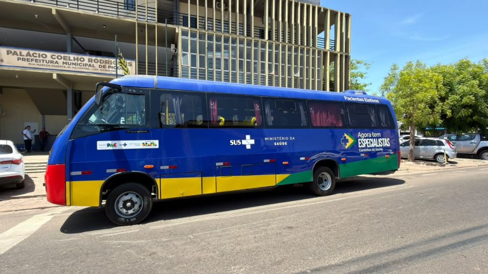 Picos recebe novo micro-ônibus para transporte de pacientes
