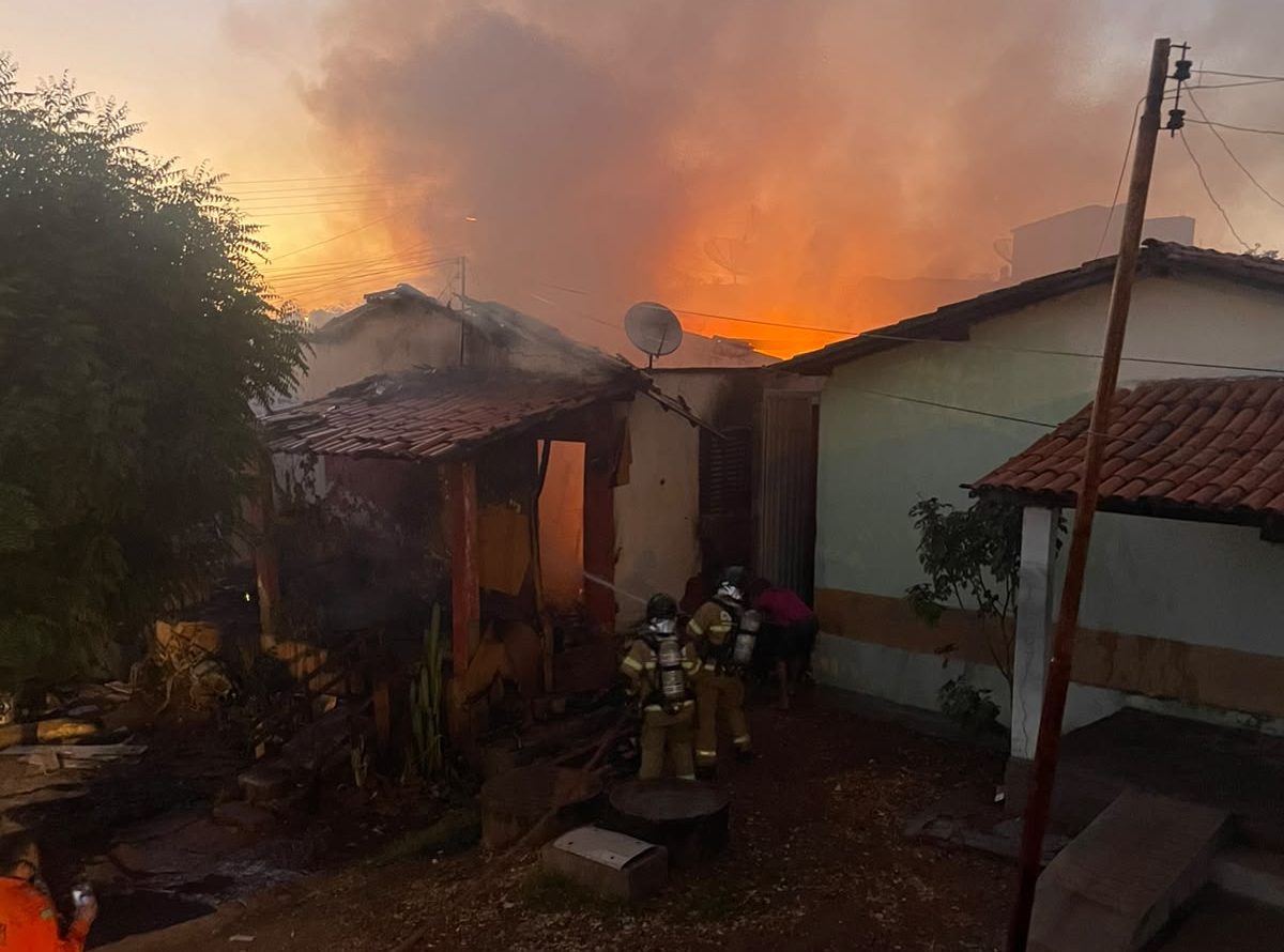 Incêndio destrói residência na Morada do sol em Picos