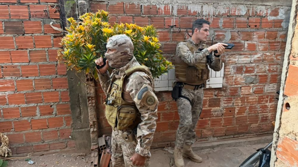 Polícia realiza operação contra suspeito de ameaçar delegado