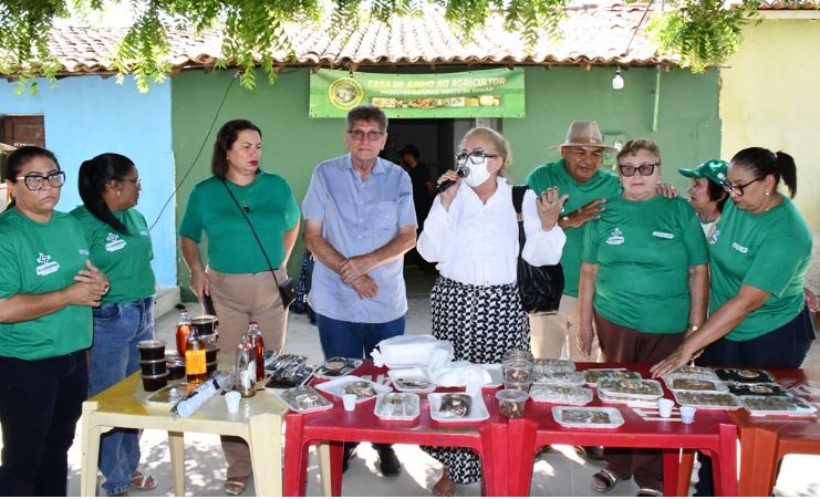 Prefeitura de Alagoinha do Piauí apresenta produtos derivados do caju durante feira em Serra Velha