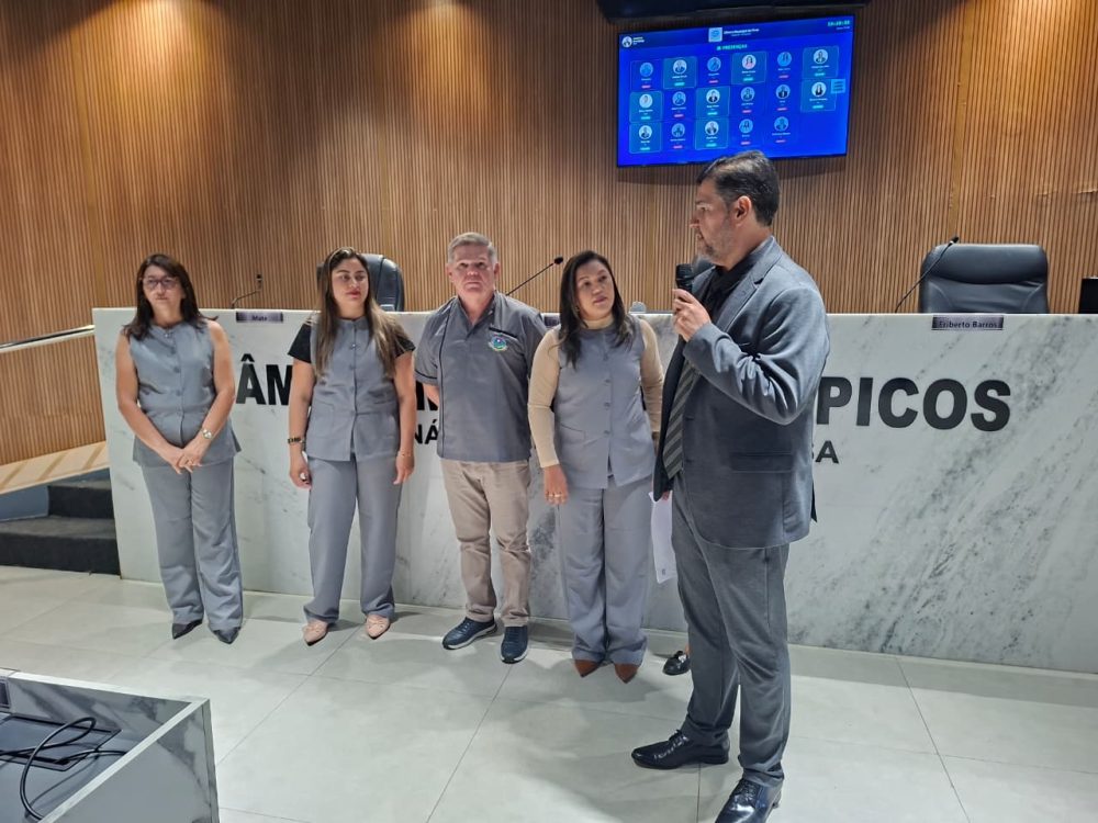 Câmara de Picos entrega novo fardamento aos servidores