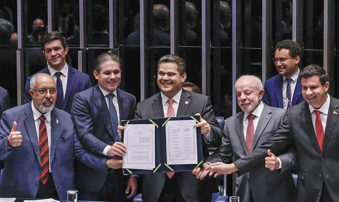 Congresso promulga emenda do fim da escola 6×1